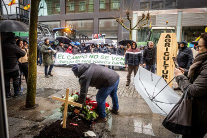 Tractores y un nutrido grupo de personas salieron a protestar en una lluviosa mañana