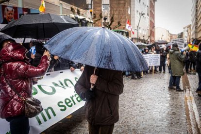 Tractores y un nutrido grupo de personas salieron a protestar en una lluviosa mañana