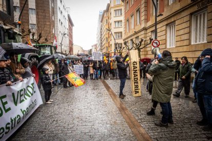 Tractores y un nutrido grupo de personas salieron a protestar en una lluviosa mañana