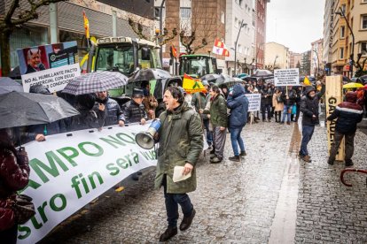 Tractores y un nutrido grupo de personas salieron a protestar en una lluviosa mañana