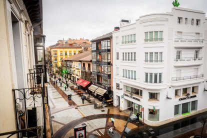 Tractores y un nutrido grupo de personas salieron a protestar en una lluviosa mañana
