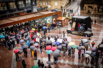 Tractores y un nutrido grupo de personas salieron a protestar en una lluviosa mañana