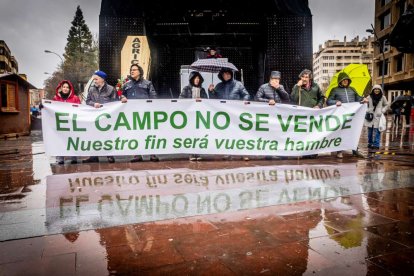 Tractores y un nutrido grupo de personas salieron a protestar en una lluviosa mañana
