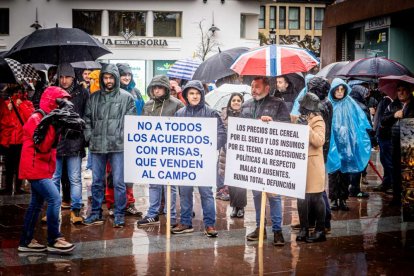 Tractores y un nutrido grupo de personas salieron a protestar en una lluviosa mañana