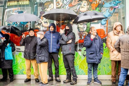 Tractores y un nutrido grupo de personas salieron a protestar en una lluviosa mañana