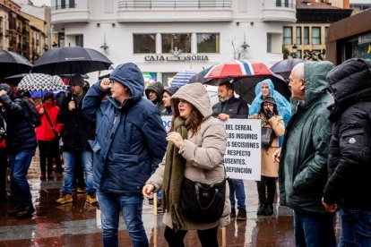 Tractores y un nutrido grupo de personas salieron a protestar en una lluviosa mañana