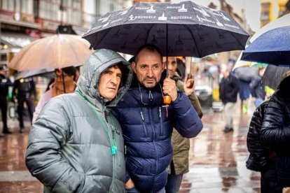 Tractores y un nutrido grupo de personas salieron a protestar en una lluviosa mañana