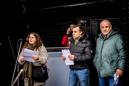 Tractores y un nutrido grupo de personas salieron a protestar en una lluviosa mañana