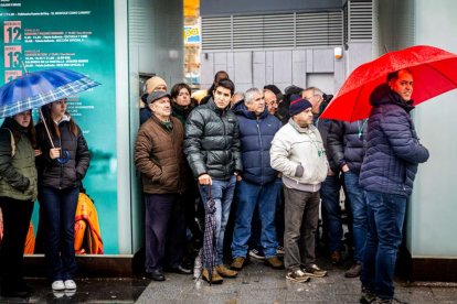 Tractores y un nutrido grupo de personas salieron a protestar en una lluviosa mañana