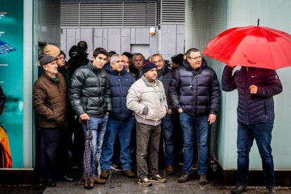 Tractores y un nutrido grupo de personas salieron a protestar en una lluviosa mañana