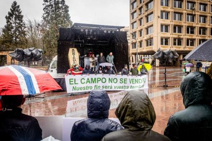 Tractores y un nutrido grupo de personas salieron a protestar en una lluviosa mañana