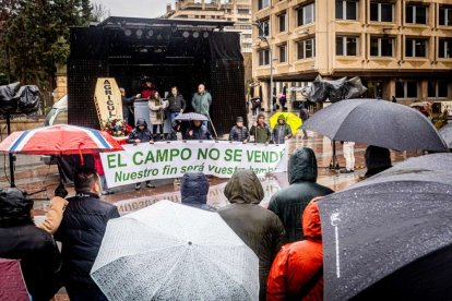 Tractores y un nutrido grupo de personas salieron a protestar en una lluviosa mañana