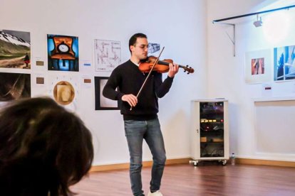 La Escuela de artes congrega obras de más de 50 artistas