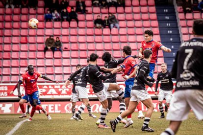 El equipo rojillo se aleja de las opciones de ascenso