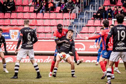 El equipo rojillo se aleja de las opciones de ascenso