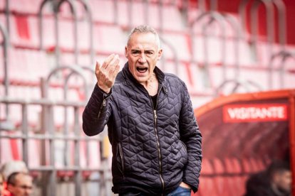 El equipo rojillo se aleja de las opciones de ascenso