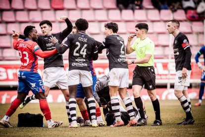 El equipo rojillo se aleja de las opciones de ascenso