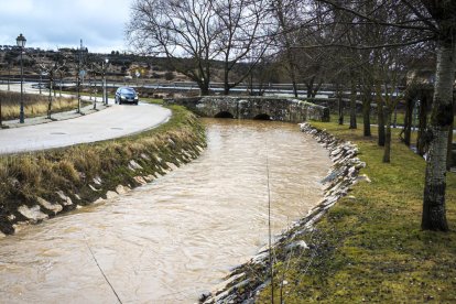 El río Golmayo cercano a desbordarse
