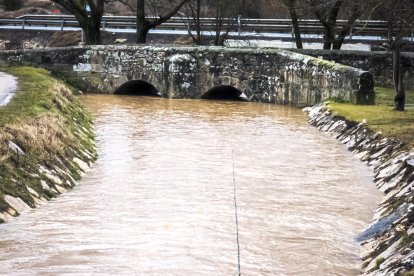 El río Golmayo cercano a desbordarse