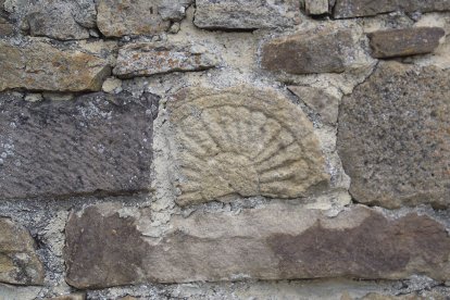 Imagen  de una estela funeraria que se encuentra en un muro exterior en Gallinero (Soria).