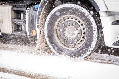 Estampas de capital y provincia con un manto blanco