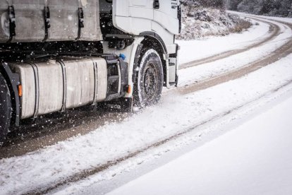 Estampas de capital y provincia con un manto blanco