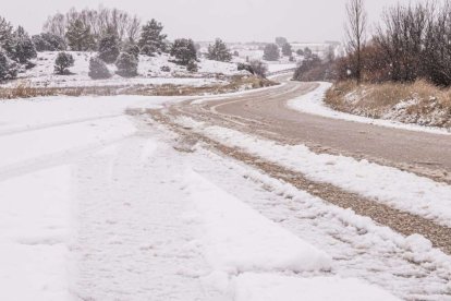 Estampas de capital y provincia con un manto blanco