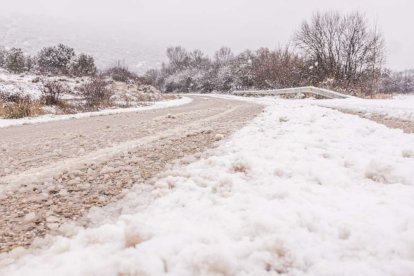 Estampas de capital y provincia con un manto blanco