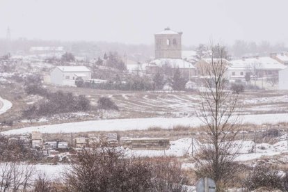 Estampas de capital y provincia con un manto blanco