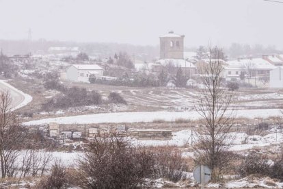 Estampas de capital y provincia con un manto blanco