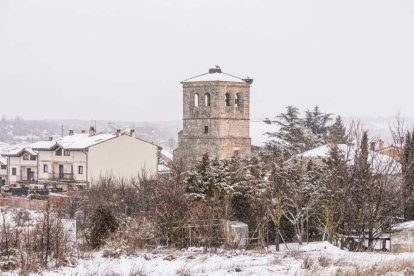 Estampas de capital y provincia con un manto blanco