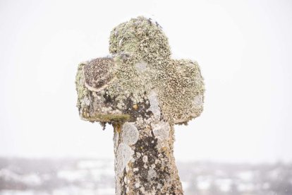 Estampas de capital y provincia con un manto blanco