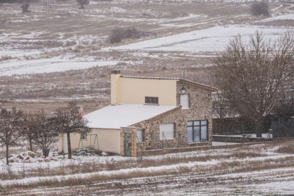 Estampas de capital y provincia con un manto blanco