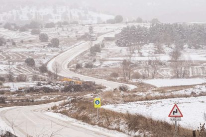 Estampas de capital y provincia con un manto blanco