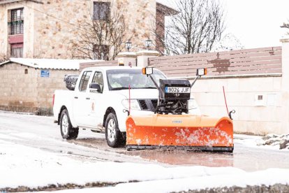 Estampas de capital y provincia con un manto blanco