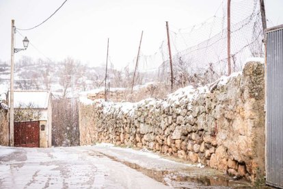 Estampas de capital y provincia con un manto blanco