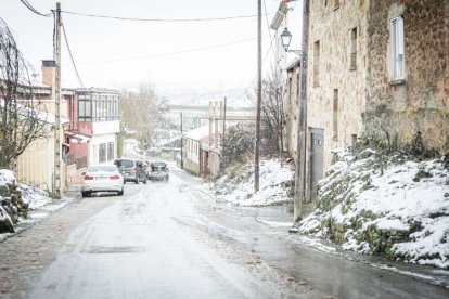 Estampas de capital y provincia con un manto blanco