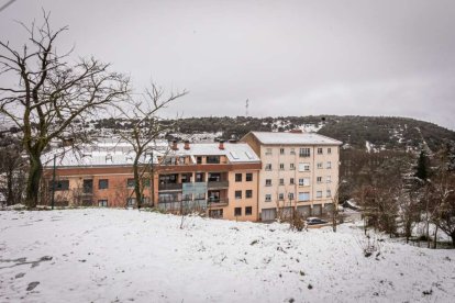 Estampas de capital y provincia con un manto blanco