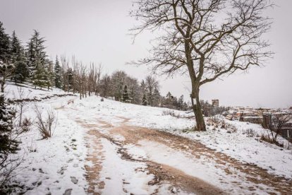 Estampas de capital y provincia con un manto blanco
