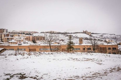 Estampas de capital y provincia con un manto blanco