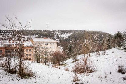 Estampas de capital y provincia con un manto blanco