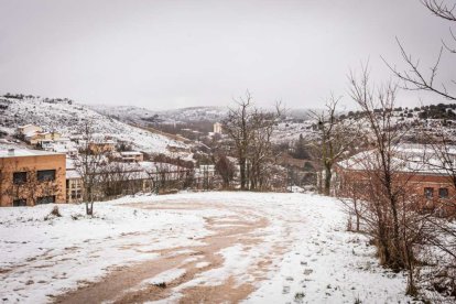 Estampas de capital y provincia con un manto blanco