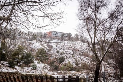 Estampas de capital y provincia con un manto blanco