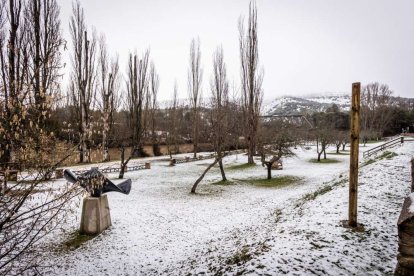 Estampas de capital y provincia con un manto blanco