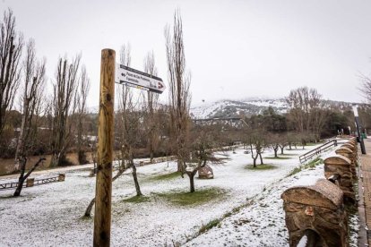 Estampas de capital y provincia con un manto blanco
