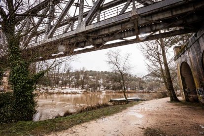Estampas de capital y provincia con un manto blanco
