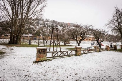 Estampas de capital y provincia con un manto blanco