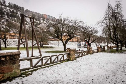 Estampas de capital y provincia con un manto blanco