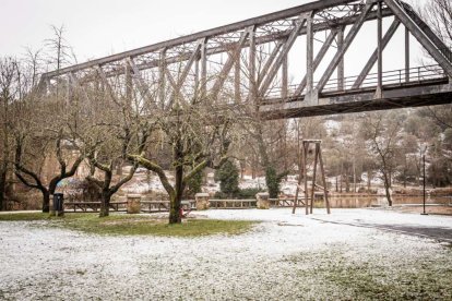 Estampas de capital y provincia con un manto blanco
