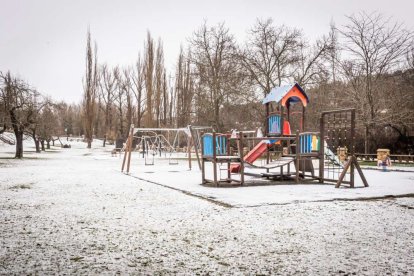 Estampas de capital y provincia con un manto blanco